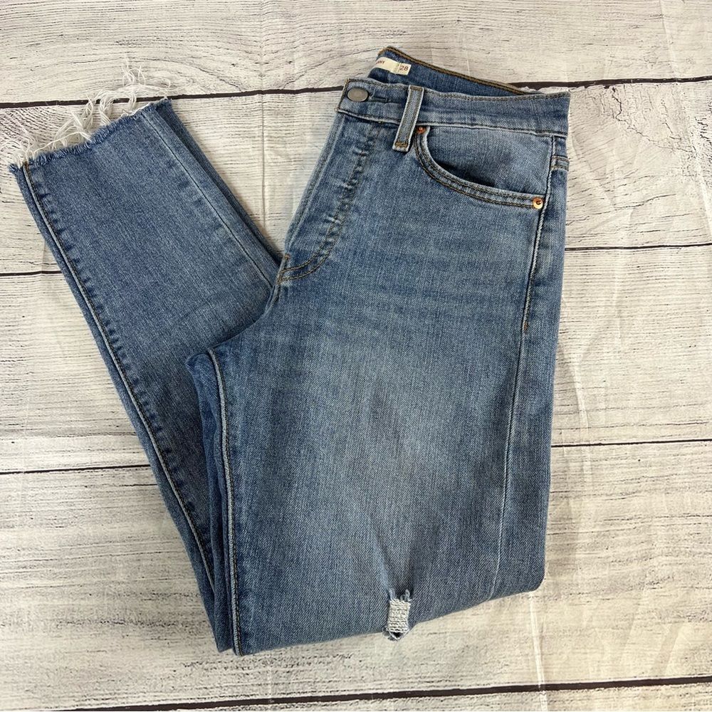 Levi’s Women’s Wedgie Skinny Size 28 Distressed Light Wash